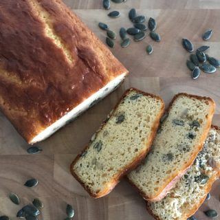 Pão Low Carb com farinhas de amêndoas, linhaça e banana verde: super fácil e delicioso!