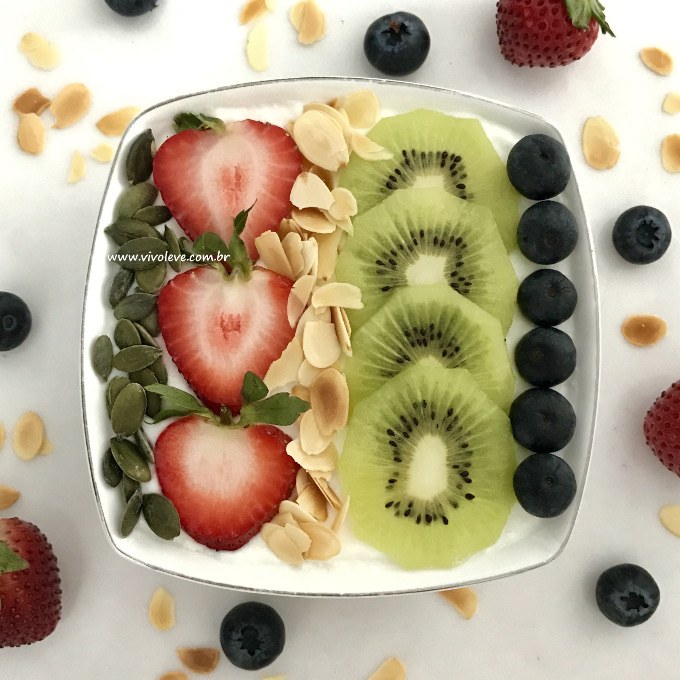 iogurte natural com frutas e castanhas