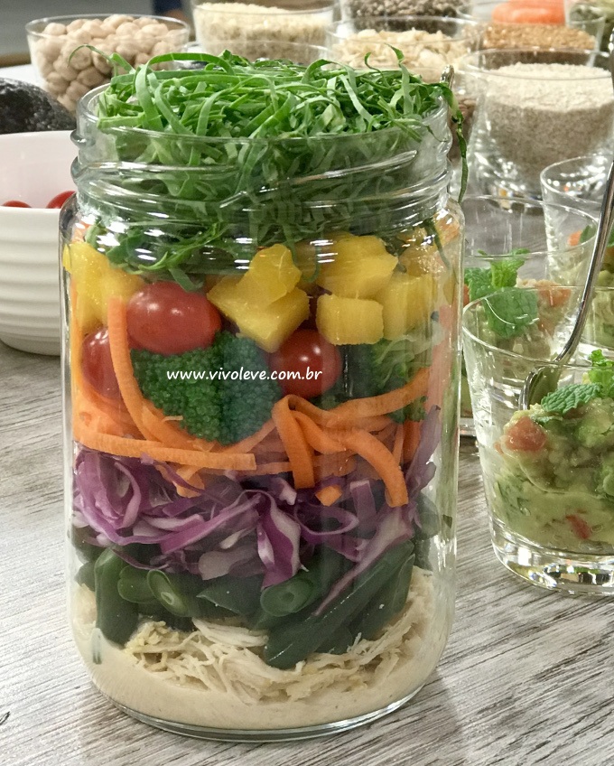 salada colorida no pote com molho de tahine