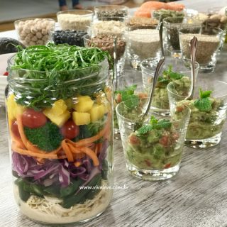 Salada colorida no pote com molho de tahine: repleta de vida, sabor e saúde!